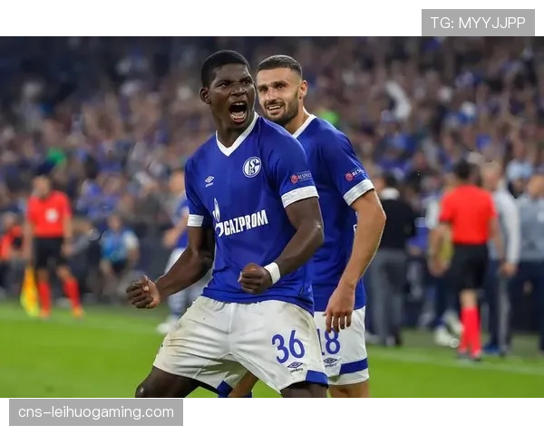 沙尔克04赛前热身着重演练防守定位球,应对对手高空优势 沙尔克04赛前热身着重演练防守定位球,应对对手高空优势