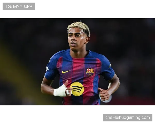 争议瞬间:巴萨进球前疑似犯规,VAR未介入引发皇马将帅不满 争议瞬间:巴萨进球前疑似犯规,VAR未介入引发皇马将帅不满